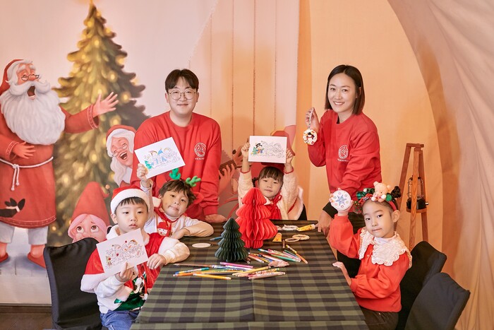 워커힐의 레저 전문가 워키(Walkee)와 함께 산타 키즈 빌리지 미션에 참여하는 아이들. 제공 워커힐 호텔앤리조트