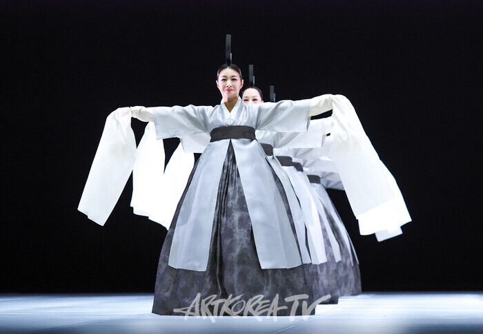 국립무용단 '향연' 1막 '진연'(가인목전단) 2024.12.17 사진 ⓒ아트코리아방송 이용선 기자