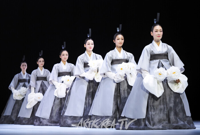 국립무용단 '향연' 1막 '진연'(가인목전단) 2024.12.17 사진 ⓒ아트코리아방송 이용선 기자