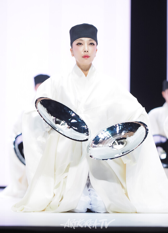 국립무용단 '향연' 2막 '바라춤'. 2024.12.17 사진 ⓒ아트코리아방송 이용선 기자