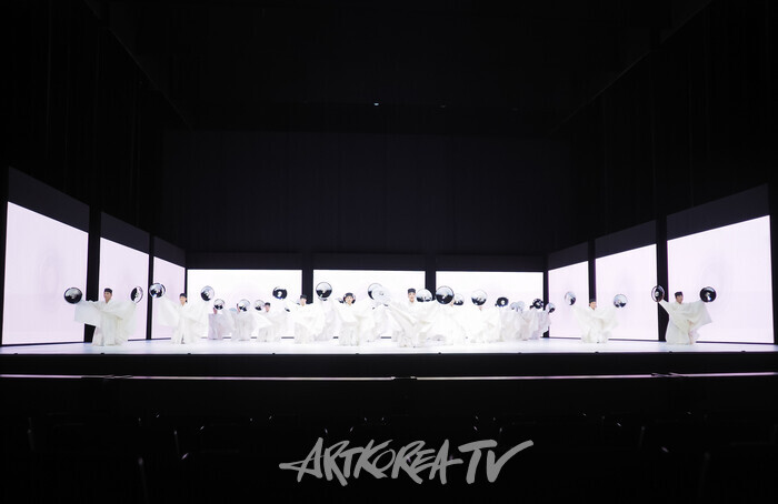 국립무용단 '향연' 2막 '바라춤'. 2024.12.17 사진 ⓒ아트코리아방송 이용선 기자