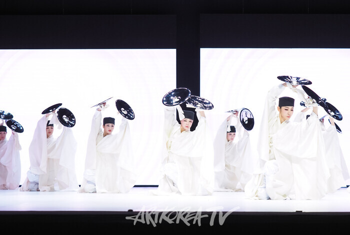 국립무용단 '향연' 2막 '바라춤'. 2024.12.17 사진 ⓒ아트코리아방송 이용선 기자