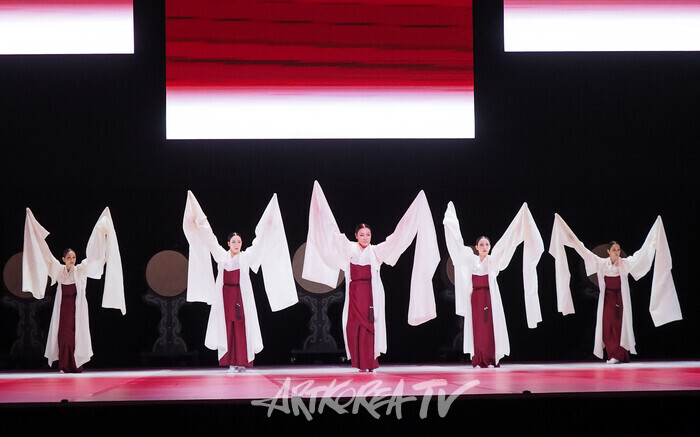 국립무용단 '향연' 2막 '승무'. 2024.12.17 사진 ⓒ아트코리아방송 이용선 기자