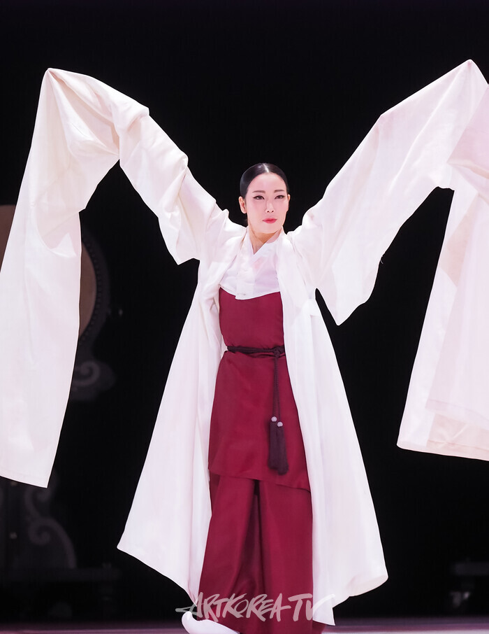 국립무용단 '향연' 2막 '승무'. 2024.12.17 사진 ⓒ아트코리아방송 이용선 기자