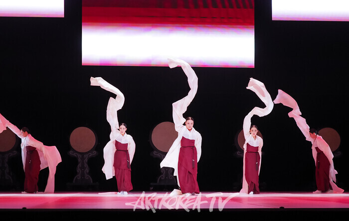 국립무용단 '향연' 2막 '승무'. 2024.12.17 사진 ⓒ아트코리아방송 이용선 기자