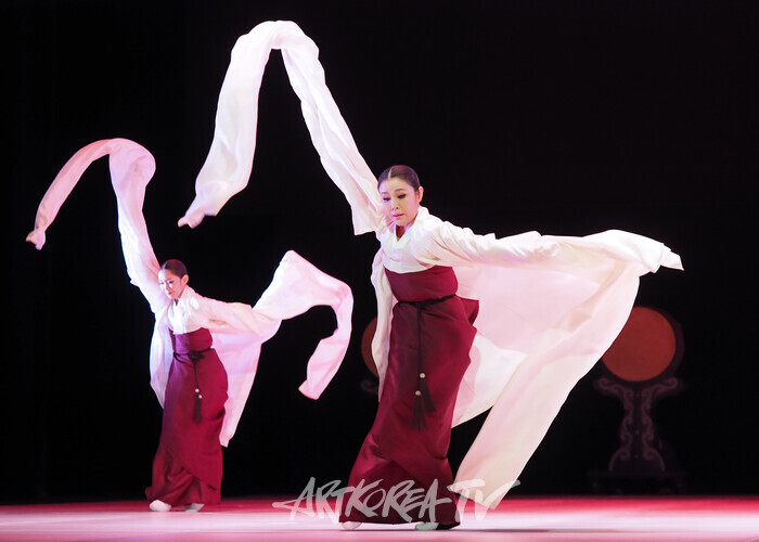 국립무용단 '향연' 2막 '승무'. 2024.12.17 사진 ⓒ아트코리아방송 이용선 기자