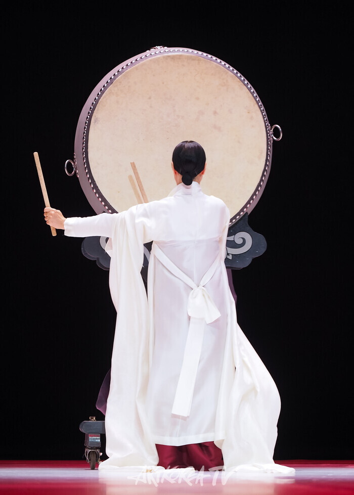 국립무용단 '향연' 2막 '승무'. 2024.12.17 사진 ⓒ아트코리아방송 이용선 기자