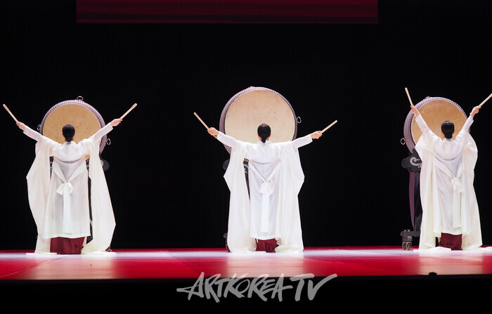 국립무용단 '향연' 2막 '승무'. 2024.12.17 사진 ⓒ아트코리아방송 이용선 기자