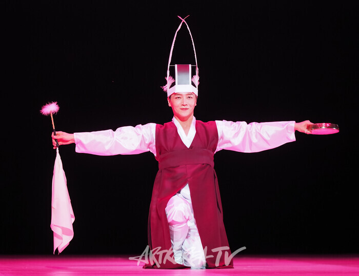 국립무용단 '향연' 2막 '진쇠춤'. 2024.12.17 사진 ⓒ아트코리아방송 이용선 기자