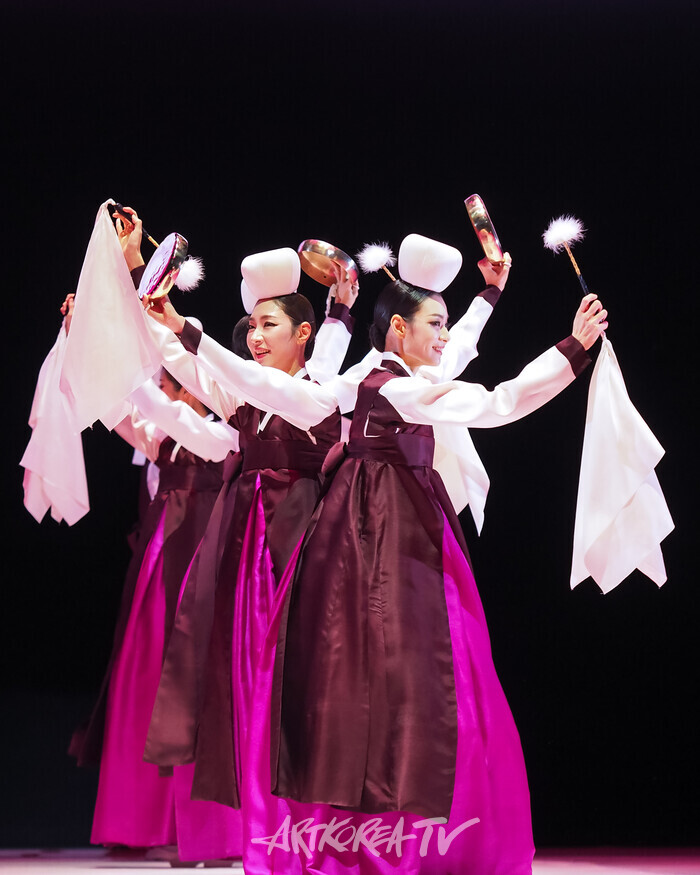 국립무용단 '향연' 2막 '진쇠춤'. 2024.12.17 사진 ⓒ아트코리아방송 이용선 기자