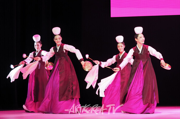 국립무용단 '향연' 2막 '진쇠춤'. 2024.12.17 사진 ⓒ아트코리아방송 이용선 기자