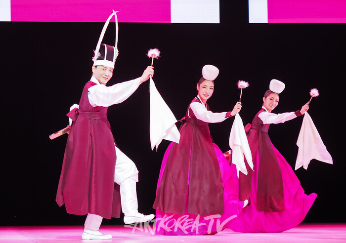 국립무용단 '향연' 2막 '진쇠춤'. 2024.12.17 사진 ⓒ아트코리아방송 이용선 기자