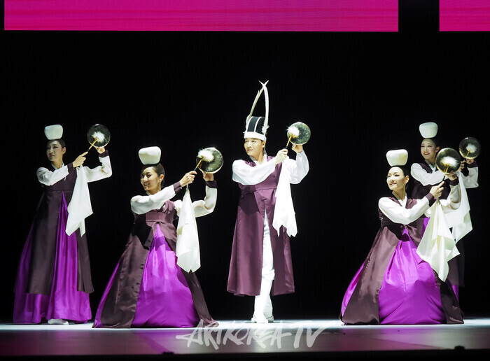 국립무용단 '향연' 2막 '진쇠춤'. 2024.12.17 사진 ⓒ아트코리아방송 이용선 기자