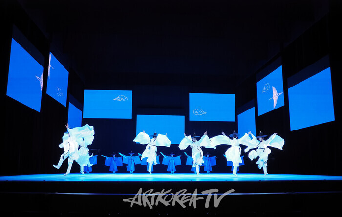 국립무용단 '향연' 3막 '선비춤'. 2024.12.17 사진 ⓒ아트코리아방송 이용선 기자