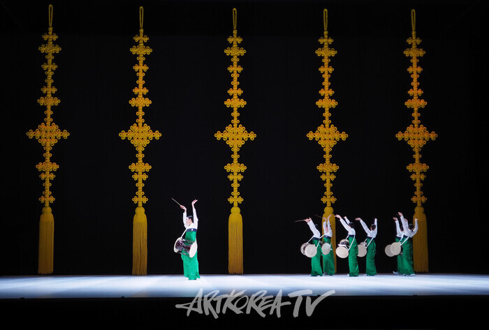 국립무용단 '향연' 3막 '장구춤'. 2024.12.17 사진 ⓒ아트코리아방송 이용선 기자