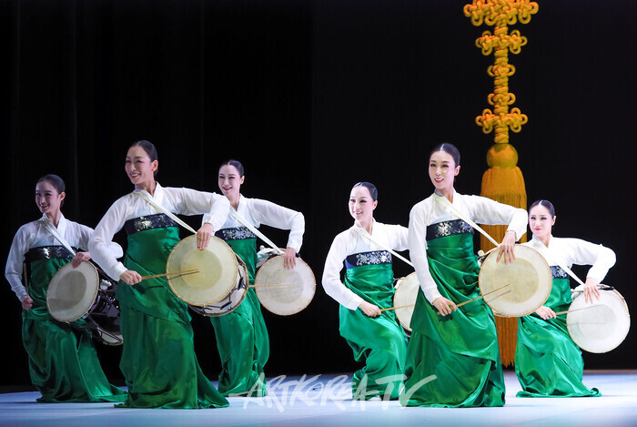 국립무용단 '향연' 3막 '장구춤'. 2024.12.17 사진 ⓒ아트코리아방송 이용선 기자