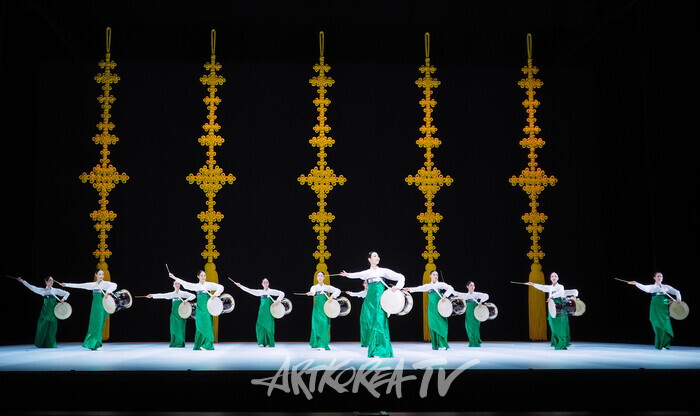 국립무용단 '향연' 3막 '장구춤'. 2024.12.17 사진 ⓒ아트코리아방송 이용선 기자