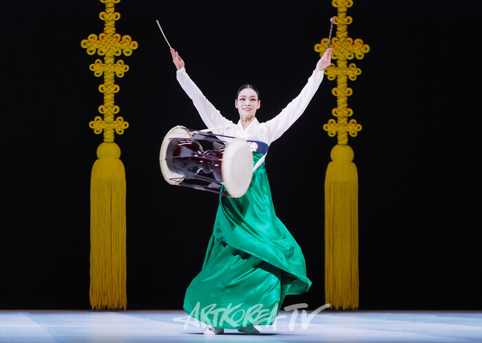 국립무용단 '향연' 3막 '장구춤'. 2024.12.17 사진 ⓒ아트코리아방송 이용선 기자