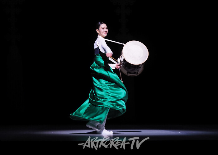 국립무용단 '향연' 3막 '장구춤'. 2024.12.17 사진 ⓒ아트코리아방송 이용선 기자