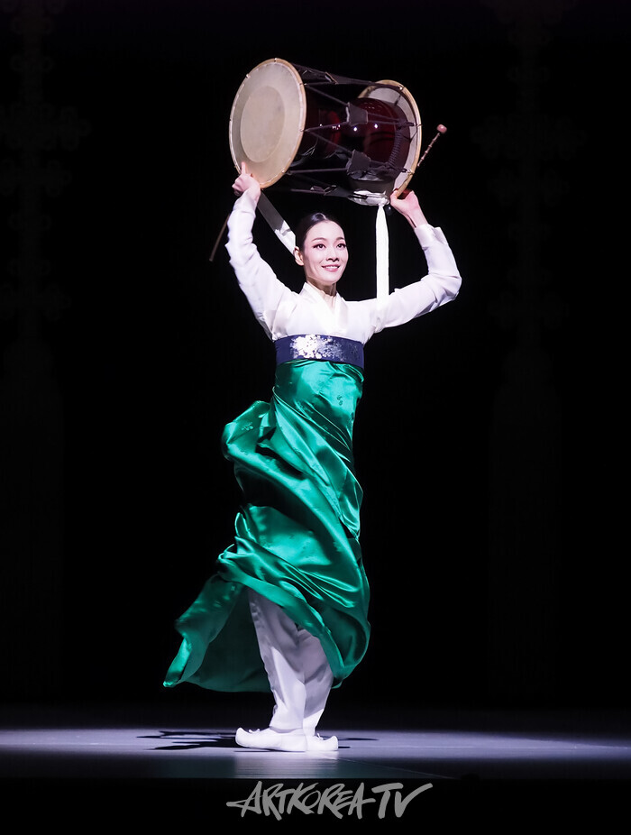 국립무용단 '향연' 3막 '장구춤'. 2024.12.17 사진 ⓒ아트코리아방송 이용선 기자