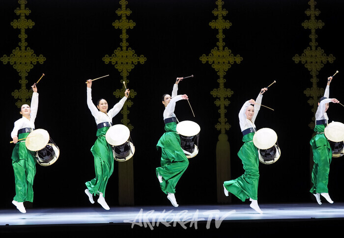 국립무용단 '향연' 3막 '장구춤'. 2024.12.17 사진 ⓒ아트코리아방송 이용선 기자