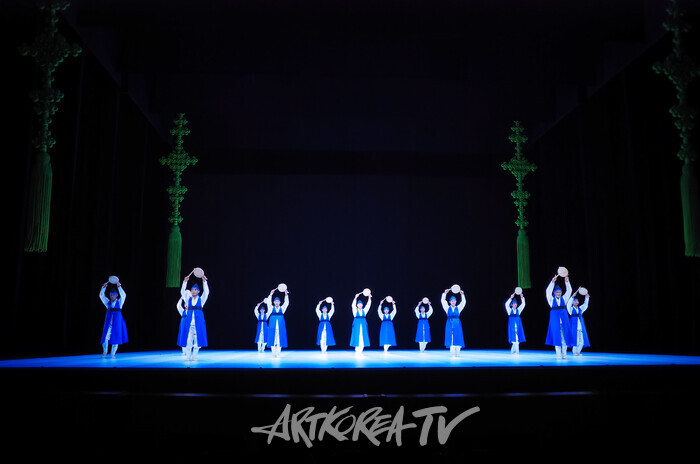 국립무용단 '향연' 3막 '소고춤'. 2024.12.17 사진 ⓒ아트코리아방송 이용선 기자