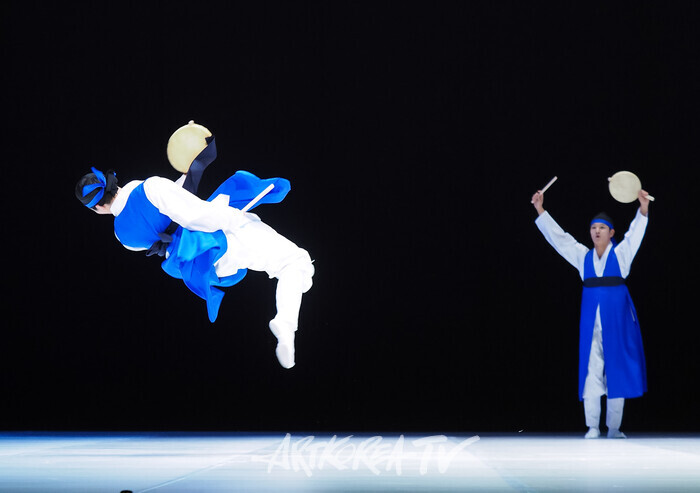 국립무용단 '향연' 3막 '소고춤'. 2024.12.17 사진 ⓒ아트코리아방송 이용선 기자