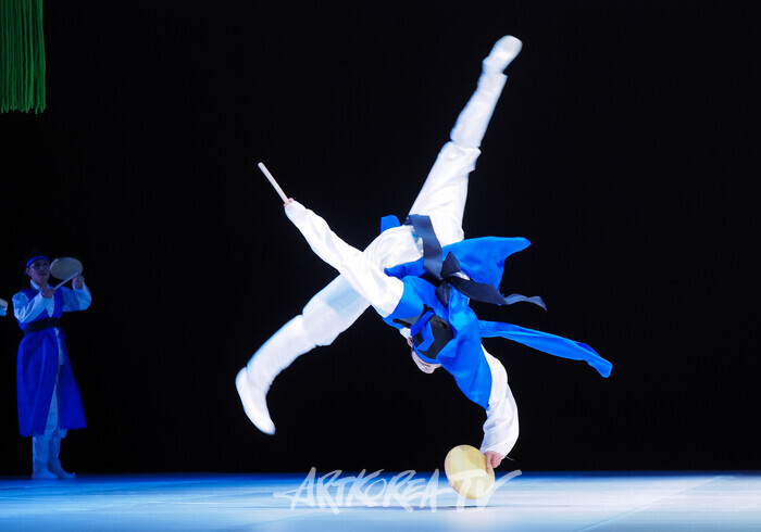 국립무용단 '향연' 3막 '소고춤'. 2024.12.17 사진 ⓒ아트코리아방송 이용선 기자