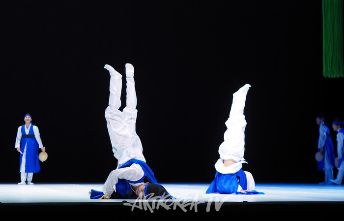 국립무용단 '향연' 3막 '소고춤'. 2024.12.17 사진 ⓒ아트코리아방송 이용선 기자