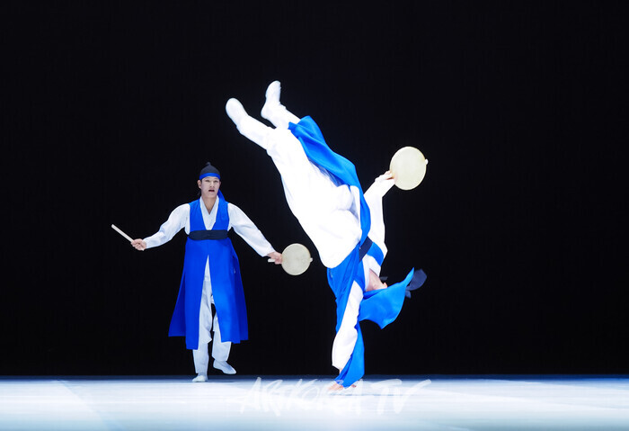 국립무용단 '향연' 3막 '소고춤'. 2024.12.17 사진 ⓒ아트코리아방송 이용선 기자