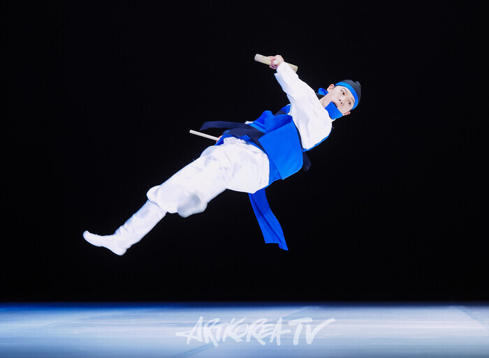 국립무용단 '향연' 3막 '소고춤'. 2024.12.17 사진 ⓒ아트코리아방송 이용선 기자