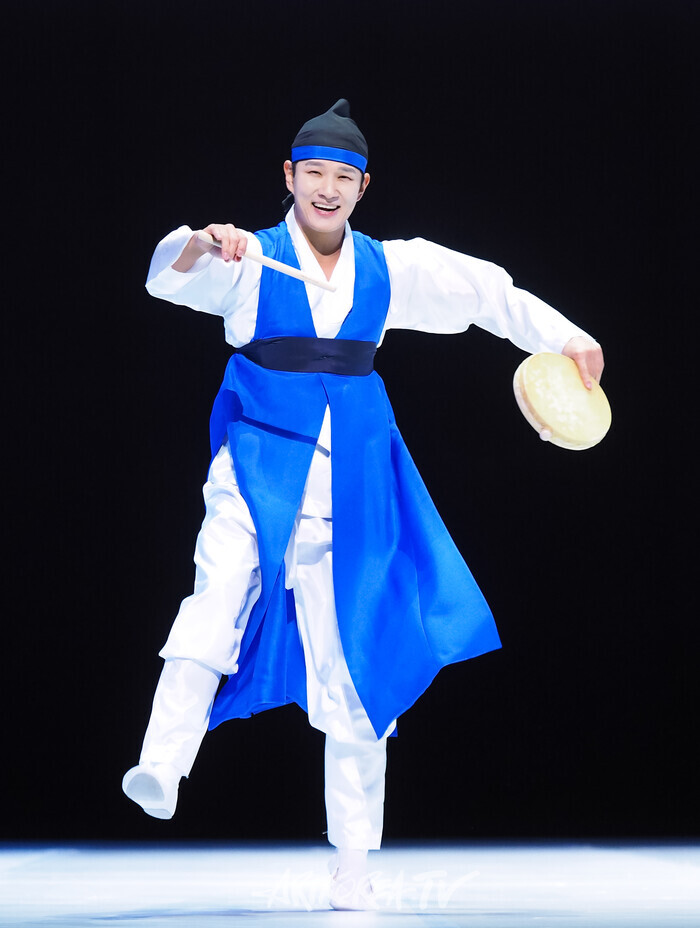 국립무용단 '향연' 3막 '소고춤'. 2024.12.17 사진 ⓒ아트코리아방송 이용선 기자