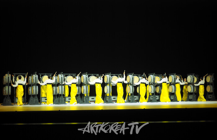 국립무용단 '향연' 3막 '이매방 오고무'. 2024.12.17 사진 ⓒ아트코리아방송 이용선 기자