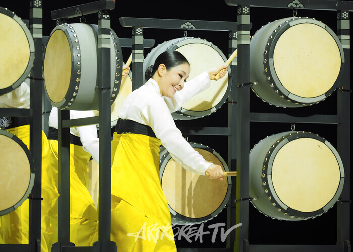 국립무용단 '향연' 3막 '이매방 오고무'. 2024.12.17 사진 ⓒ아트코리아방송 이용선 기자