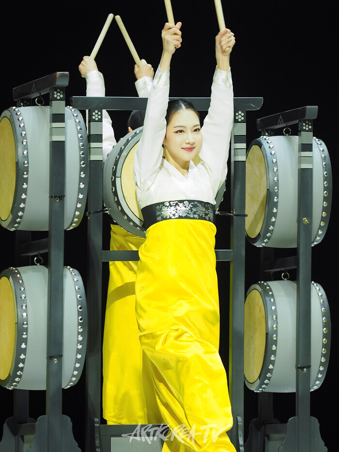 국립무용단 '향연' 3막 '이매방 오고무'. 2024.12.17 사진 ⓒ아트코리아방송 이용선 기자