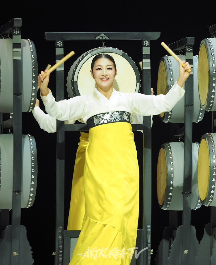 국립무용단 '향연' 3막 '이매방 오고무'. 2024.12.17 사진 ⓒ아트코리아방송 이용선 기자