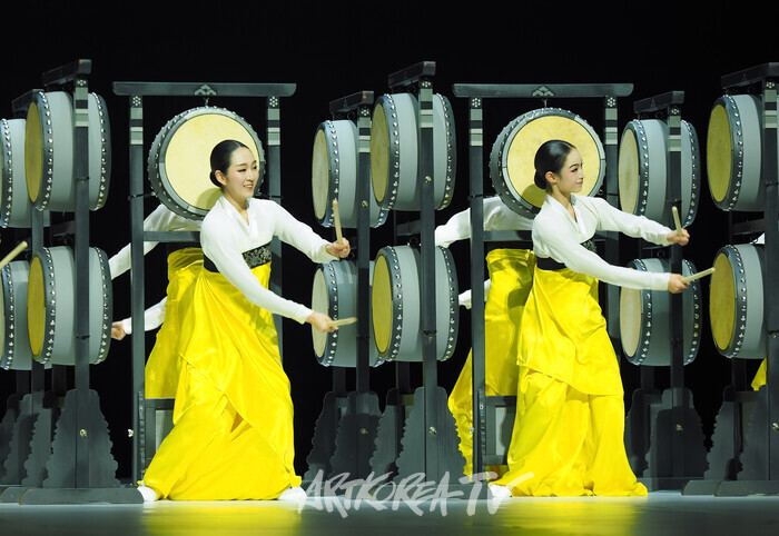 국립무용단 '향연' 3막 '이매방 오고무'. 2024.12.17 사진 ⓒ아트코리아방송 이용선 기자