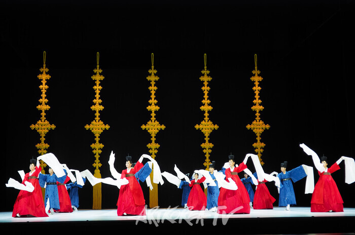 국립무용단 '향연' 4막 '신태평무'. 2024.12.17 사진 ⓒ아트코리아방송 이용선 기자