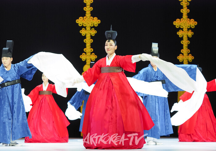 국립무용단 '향연' 4막 '신태평무'. 2024.12.17 사진 ⓒ아트코리아방송 이용선 기자