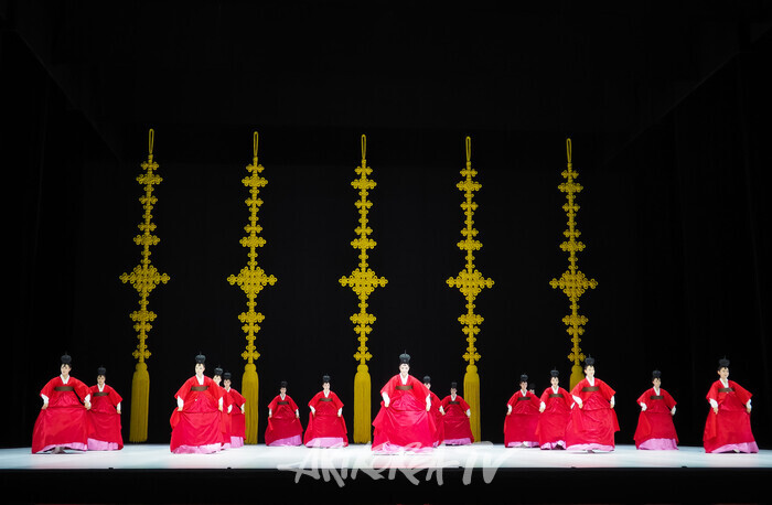 국립무용단 '향연' 4막 '신태평무'. 2024.12.17 사진 ⓒ아트코리아방송 이용선 기자