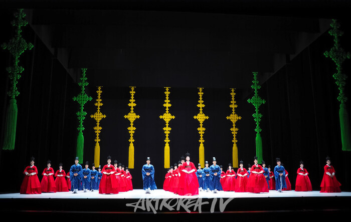 국립무용단 '향연' 4막 '신태평무'. 2024.12.17 사진 ⓒ아트코리아방송 이용선 기자