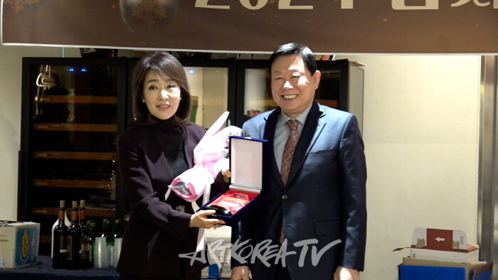 인사아트프라자 강현아 부관장 감사패 증정