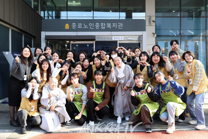 이승기-더보이즈가 지난 27일 종로구 종로노인종합복지관에서 어르신들을 위한 복지관 경로식당 배식 봉사활동에 참여했다. 제공 종로노인종합복지관