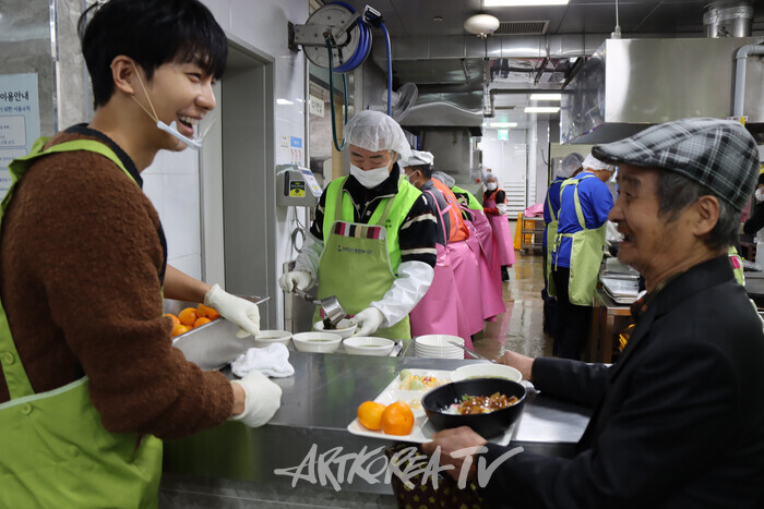 이승기-더보이즈가 지난 27일 종로구 종로노인종합복지관에서 어르신들을 위한 복지관 경로식당 배식 봉사활동에 참여했다. 제공 종로노인종합복지관