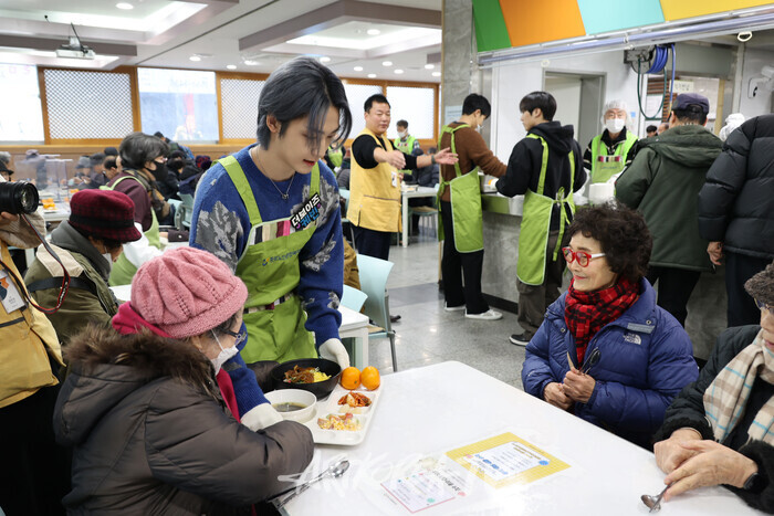 이승기-더보이즈가 지난 27일 종로구 종로노인종합복지관에서 어르신들을 위한 복지관 경로식당 배식 봉사활동에 참여했다. 제공 종로노인종합복지관