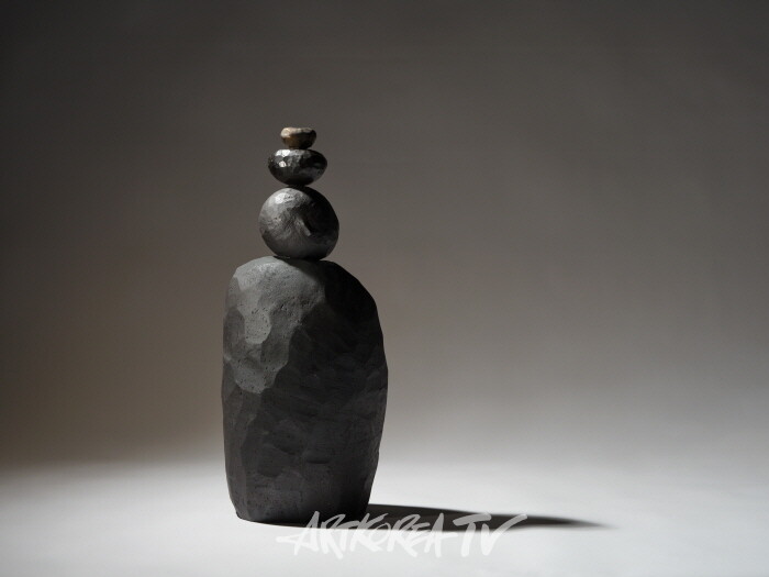 인간의 내면과 사회적 관계를 포용하는 제주의 돌-김남숙 작가-기원 1, Ceramics, 61×23×28cm, 2024