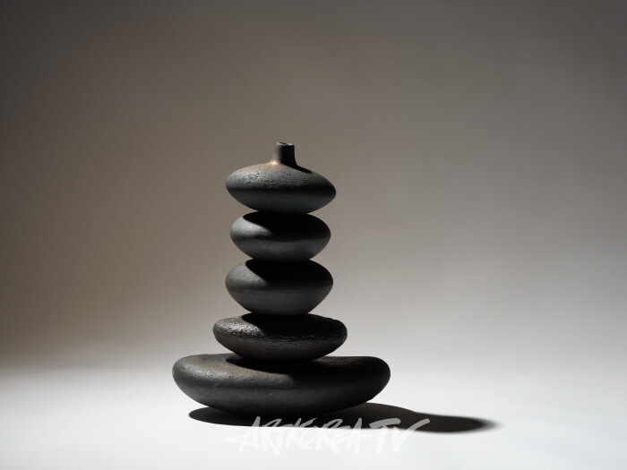 인간의 내면과 사회적 관계를 포용하는 제주의 돌-김남숙 작가-기원 3, Ceramics, 33×21×41cm, 2024