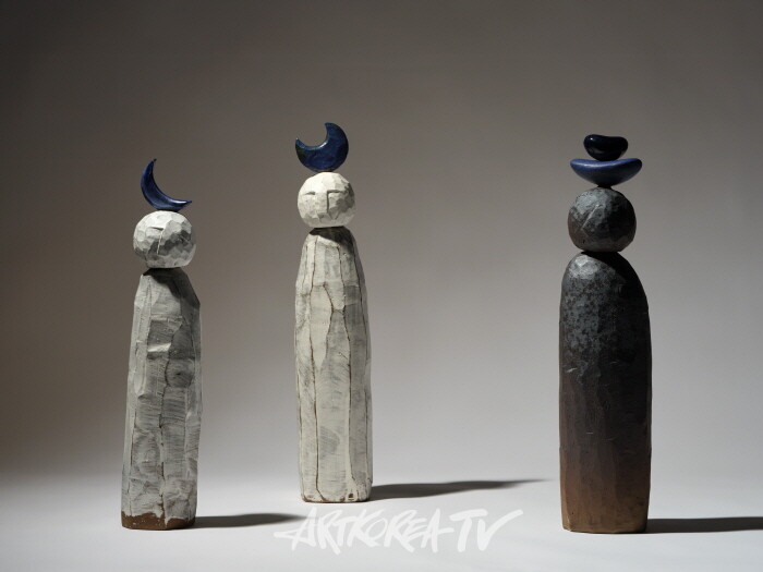 인간의 내면과 사회적 관계를 포용하는 제주의 돌-김남숙 작가-푸른 달, Ceramics, 가변설치, 2024