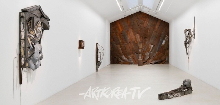 2024년 Perrotin Paris에서 열린 Chiffon Thomas의 전시회 'Ribbon Sharp' 전경. 사진: Claire Dorn. 아티스트와 Perrotin 제공