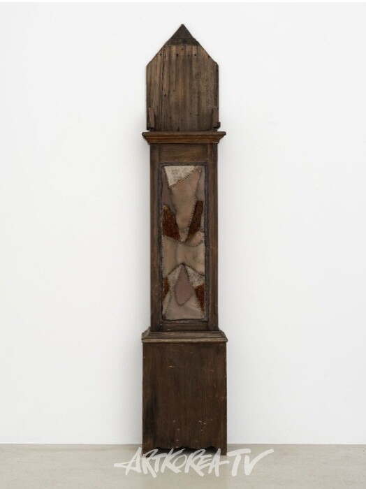 쉬폰 토마스 (시계), 2024 강철, 천장 널, 발견된 나무 할아버지 시계, 실리콘 및 운모-200 × 40 × 22cm | 78 3/4 × 15 3/4 × 8 11/16인치